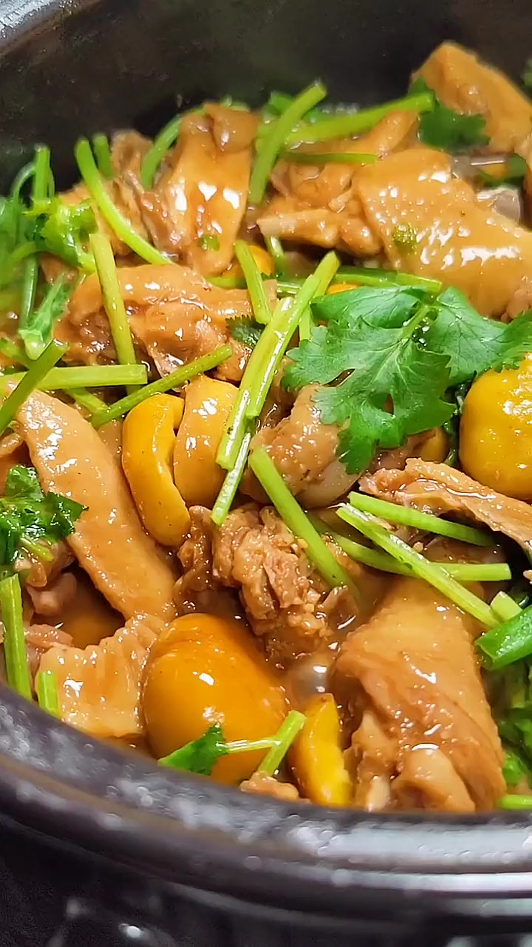 吃板栗的季节到了,用来做砂锅鸡外香里嫩又下饭