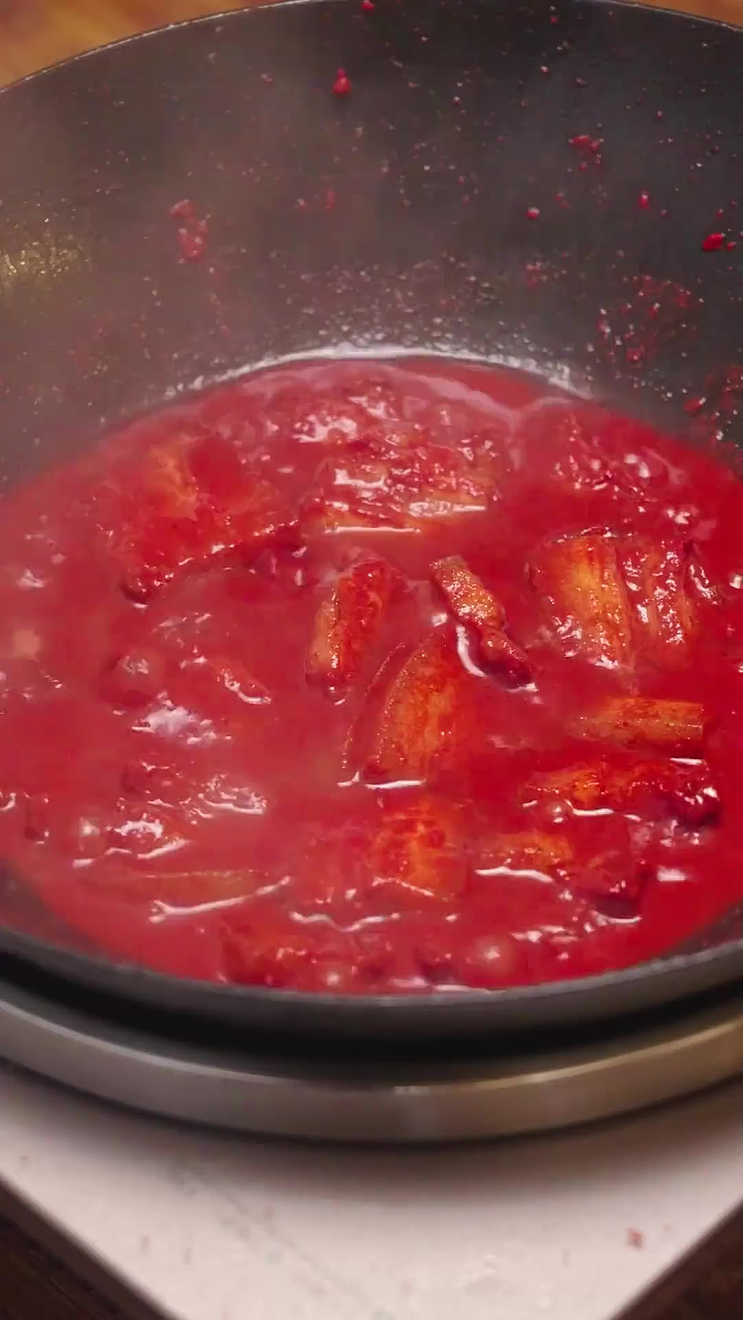 金黄的光饼夹着红艳的糟肉,一口咬开的瞬间喷香四溢!糟肉光饼就