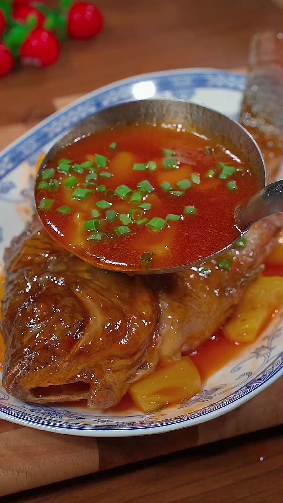 现在是吃菠萝的季节,怎么能少得了这道酸甜菠萝鱼呢