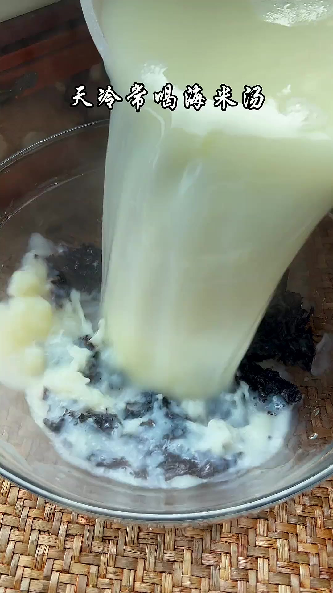 过年的餐桌上少不了这道紫菜海米汤,汤汁浓郁味道鲜美