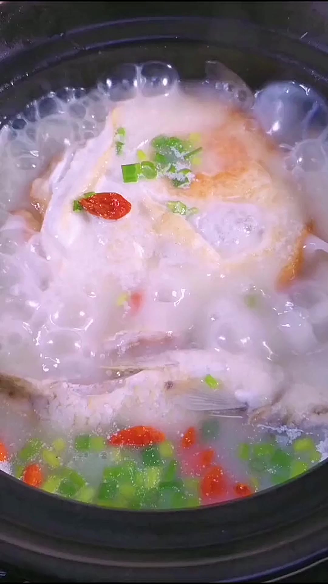 荷包蛋鲫鱼汤 汤汁浓白营养丰富