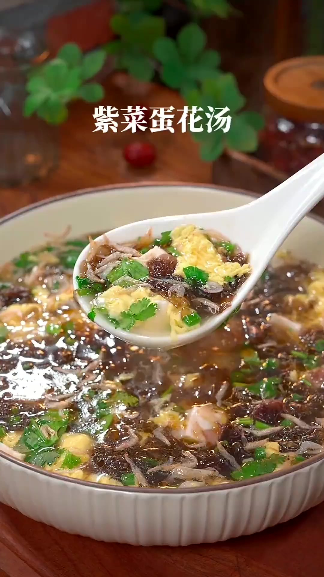 紫菜蛋花汤看似简单,但是很多人做出来像白开水一样,一点也不好
