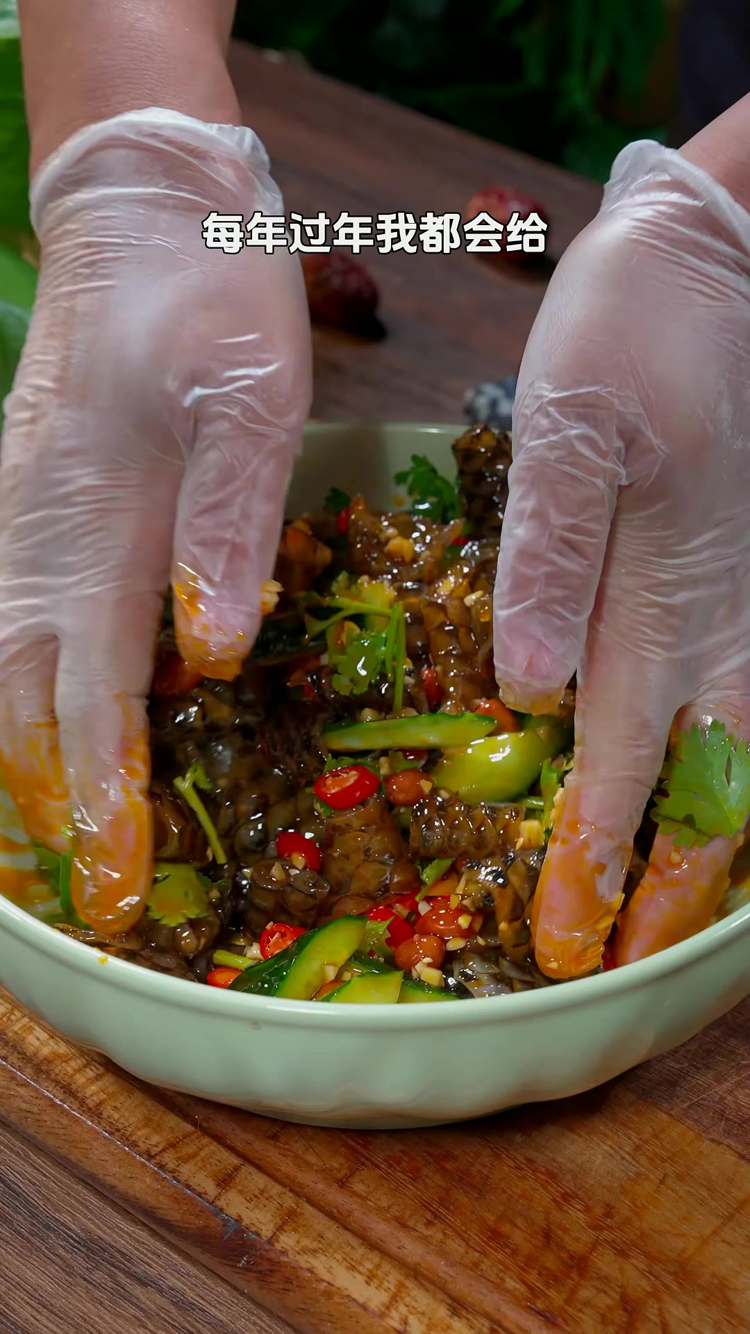 过年的时候，餐桌上安排一道凉拌鱼皮，清脆爽口，QQ弹弹的，简