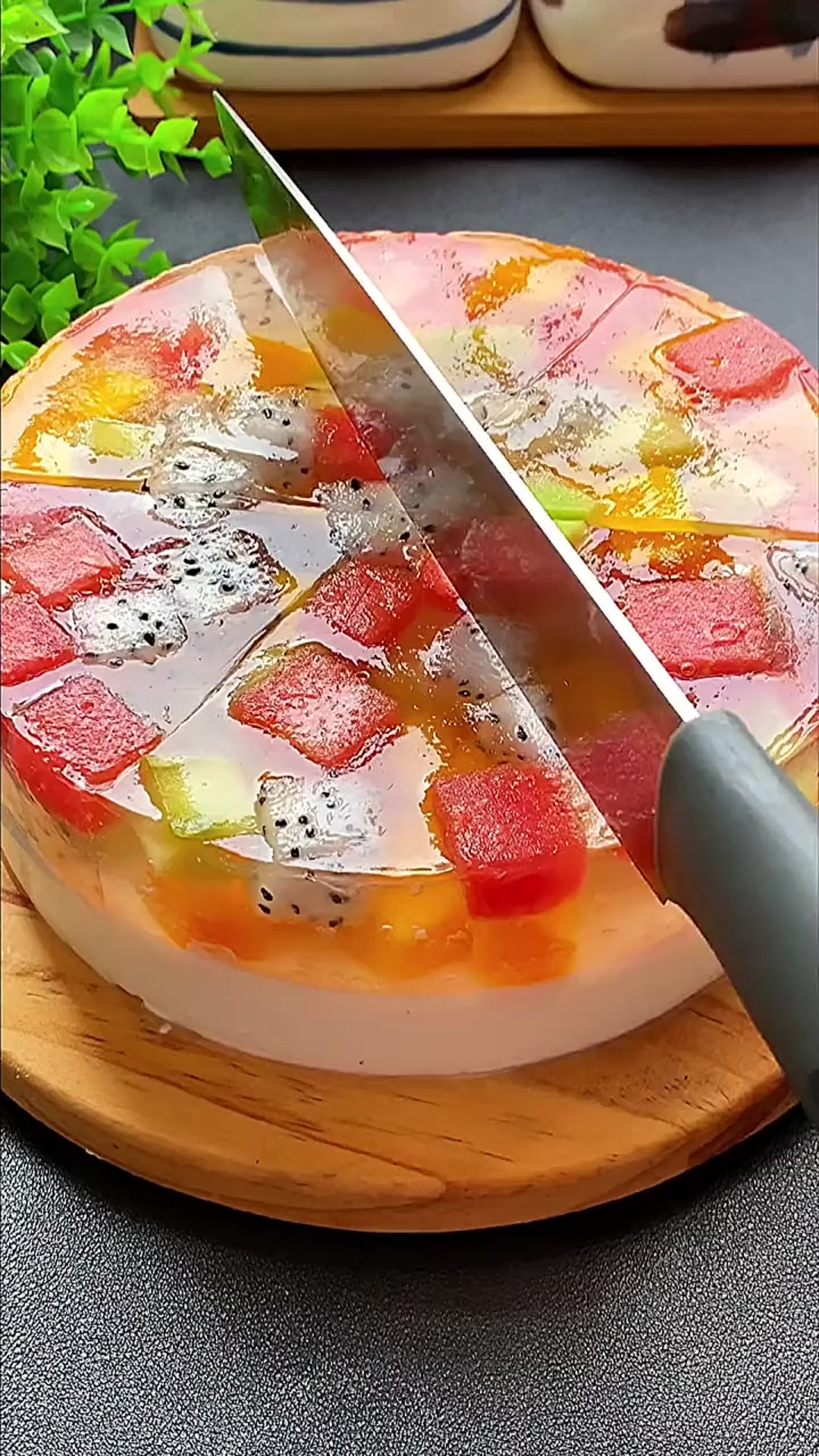 孩子过生日，给他做个水果果冻蛋糕，晶莹剔透好看又好吃