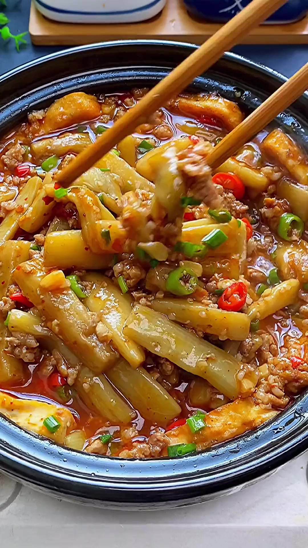 天气越来越凉了，给家人做上一锅麻婆豆腐茄子煲，好吃能下饭