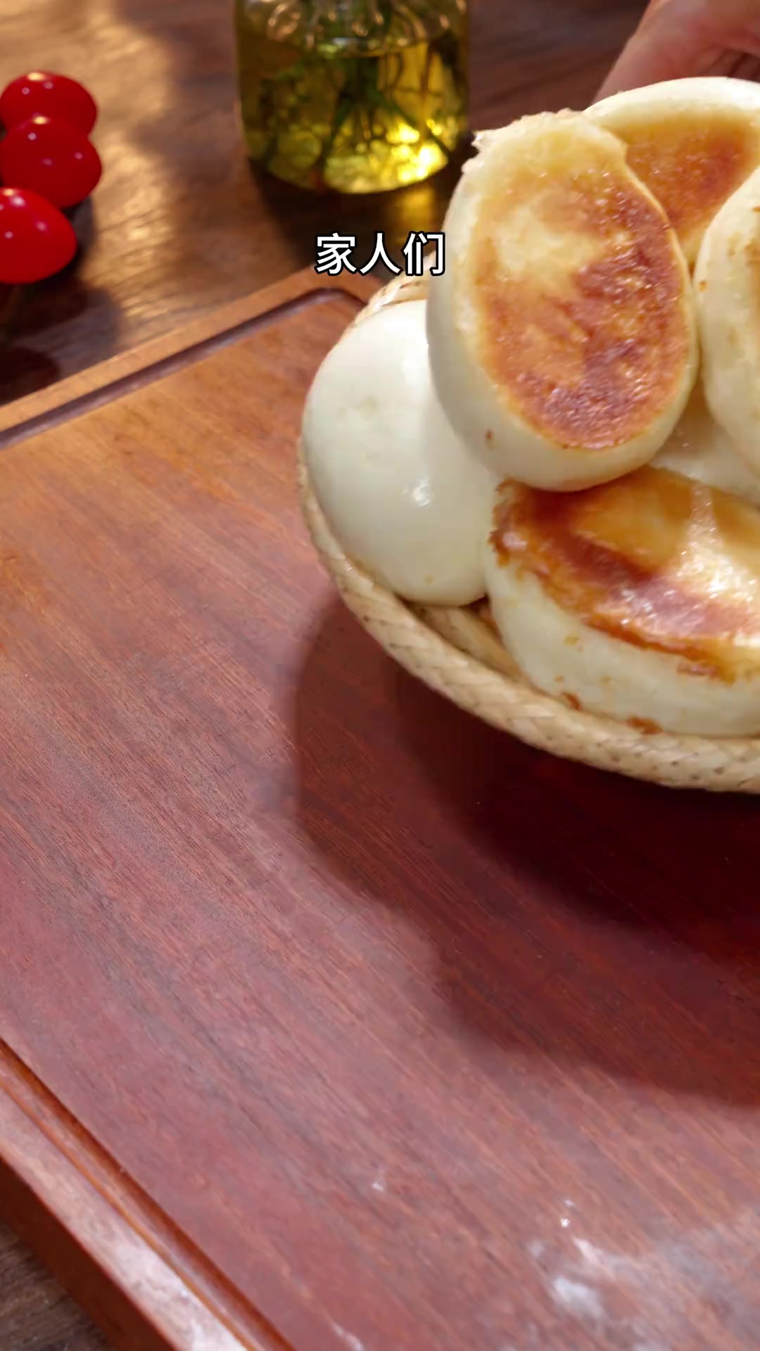 今天这个锅贴馒头，底部焦黄酥脆，上面蓬松暄软，非常好吃，不吃