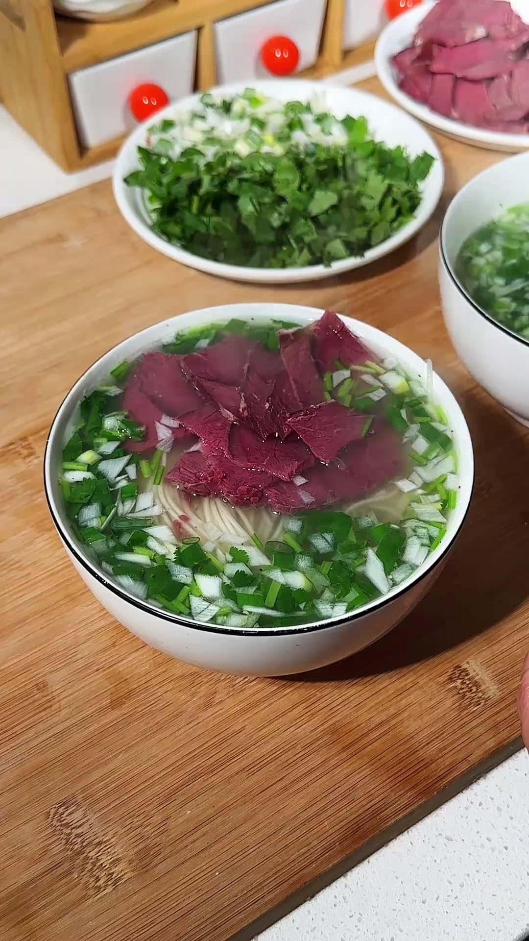 外面卖十五一份的兰州牛肉面，其实在家几分钟就搞定了，简单又好
