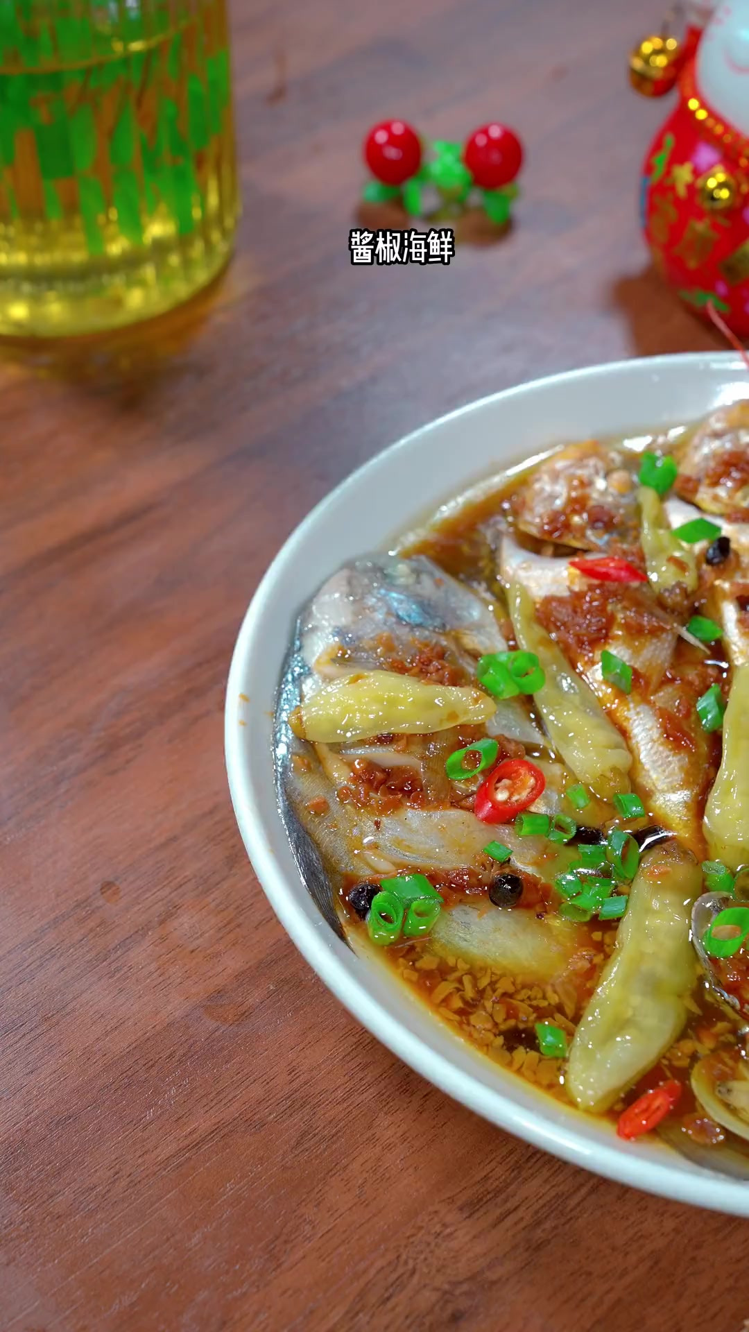 酱椒海鲜是我们温州，各个大排档里非常热门的一道特色菜，酱香浓