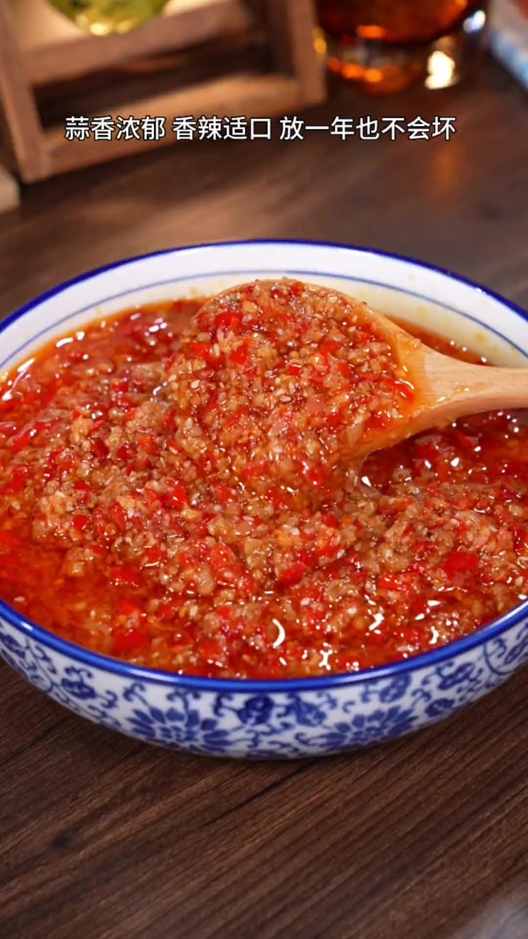 蒜蓉辣酱这样做，香辣适口做法简单，拌饭夹馒头都好吃，放一年都