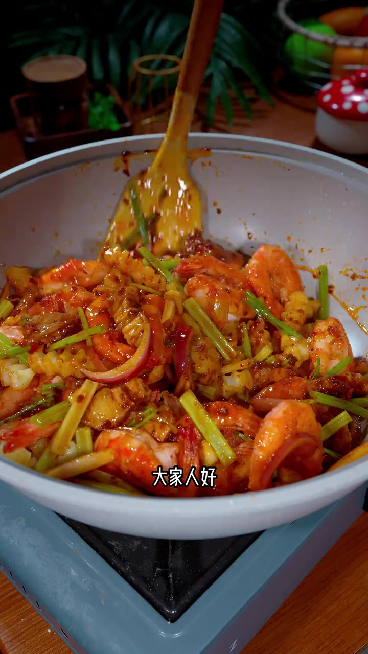 好吃的干锅虾做法 今天分享的是我们酒店里桌桌必点的特色菜，干