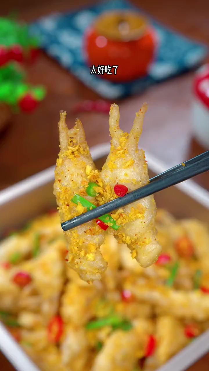 现在是蛏子肥美的季节，学会了这道避风塘炒蛏子，全家夸你是大厨