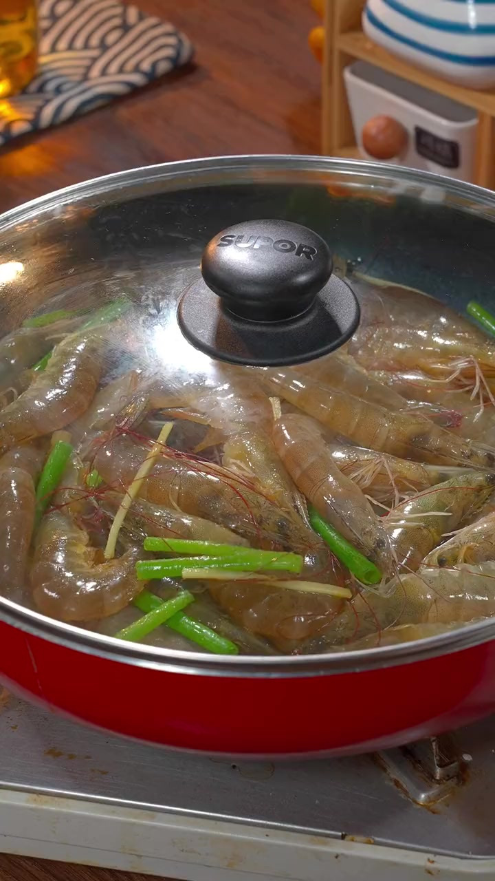 夏天里青虾像我这样做，鲜嫩可口，酸辣又过瘾，一上桌大家抢着吃