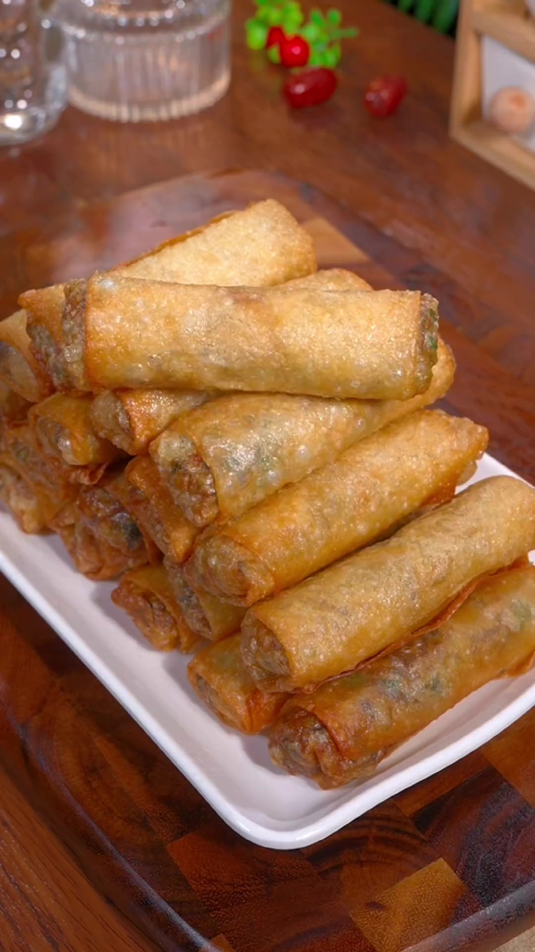 要是你在年夜饭坐上这道炸春卷，肯定是先光盘的那个菜，外皮酥脆