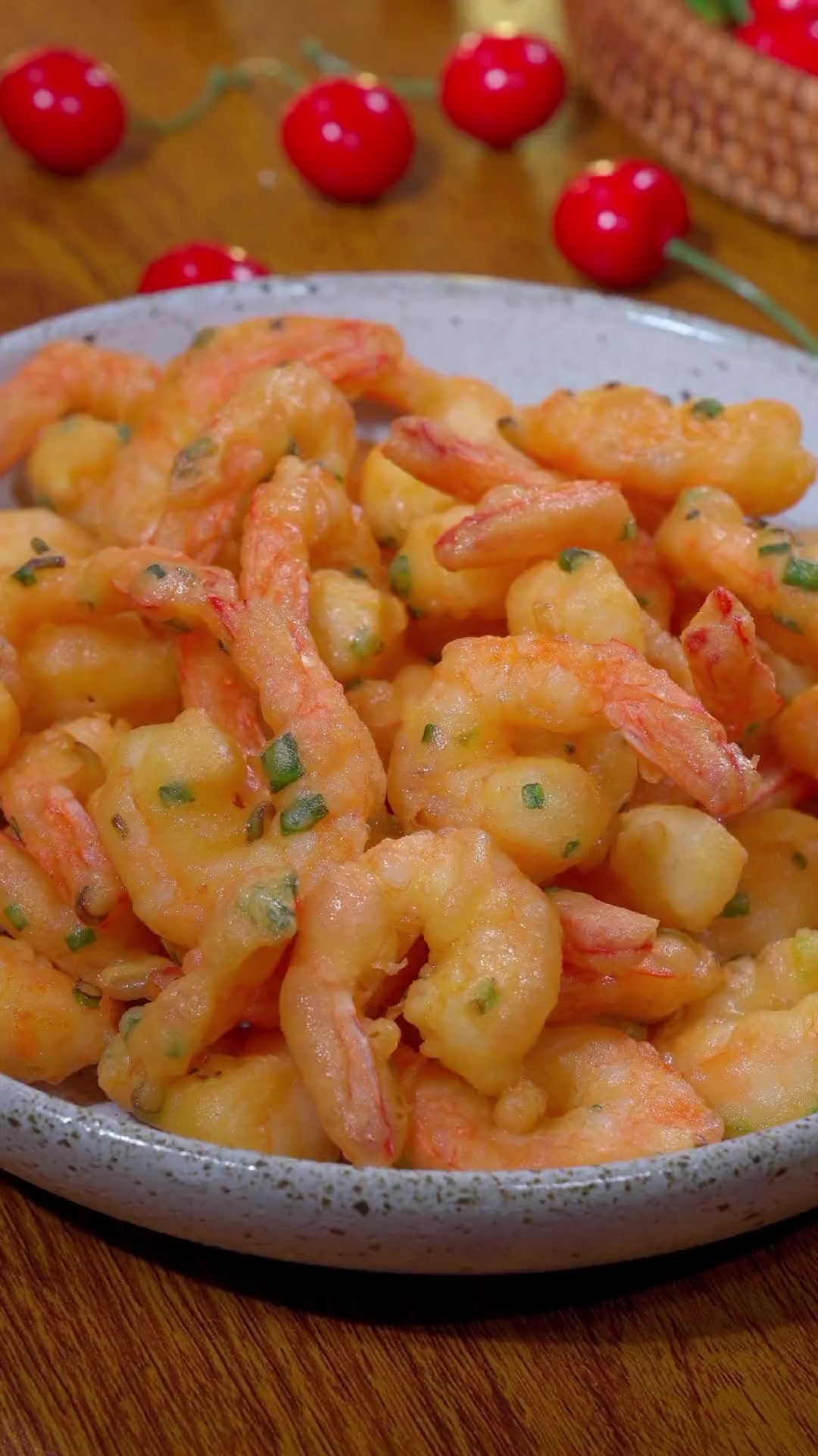 如果孩子不爱吃大虾，可以试试做个脆皮炸虾，一口一个，鲜香酥脆