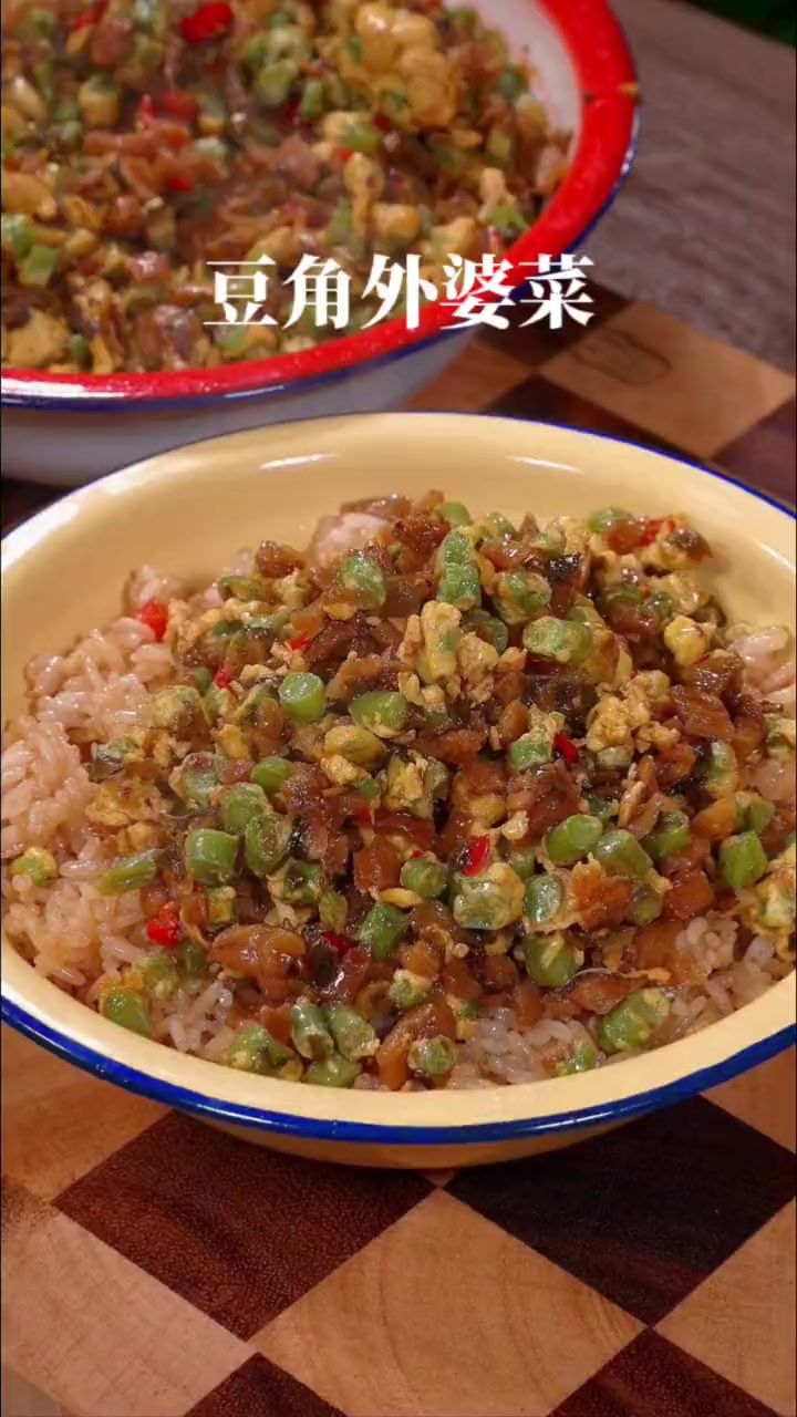 往豆角里打入两个鸡蛋，出锅就是夏天餐桌上必不可少的一道下饭菜