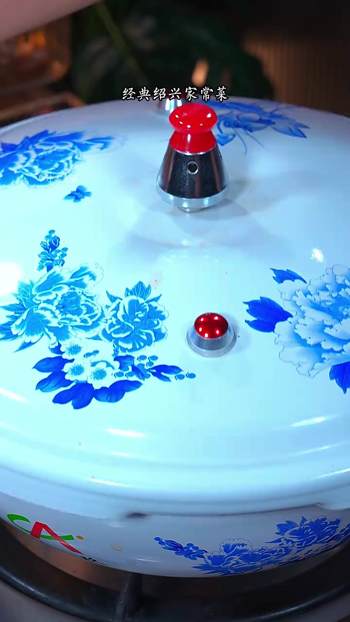 你一定要学会这个经典绍兴家常菜，梅干菜吸饱了鸡爪和五花肉的油
