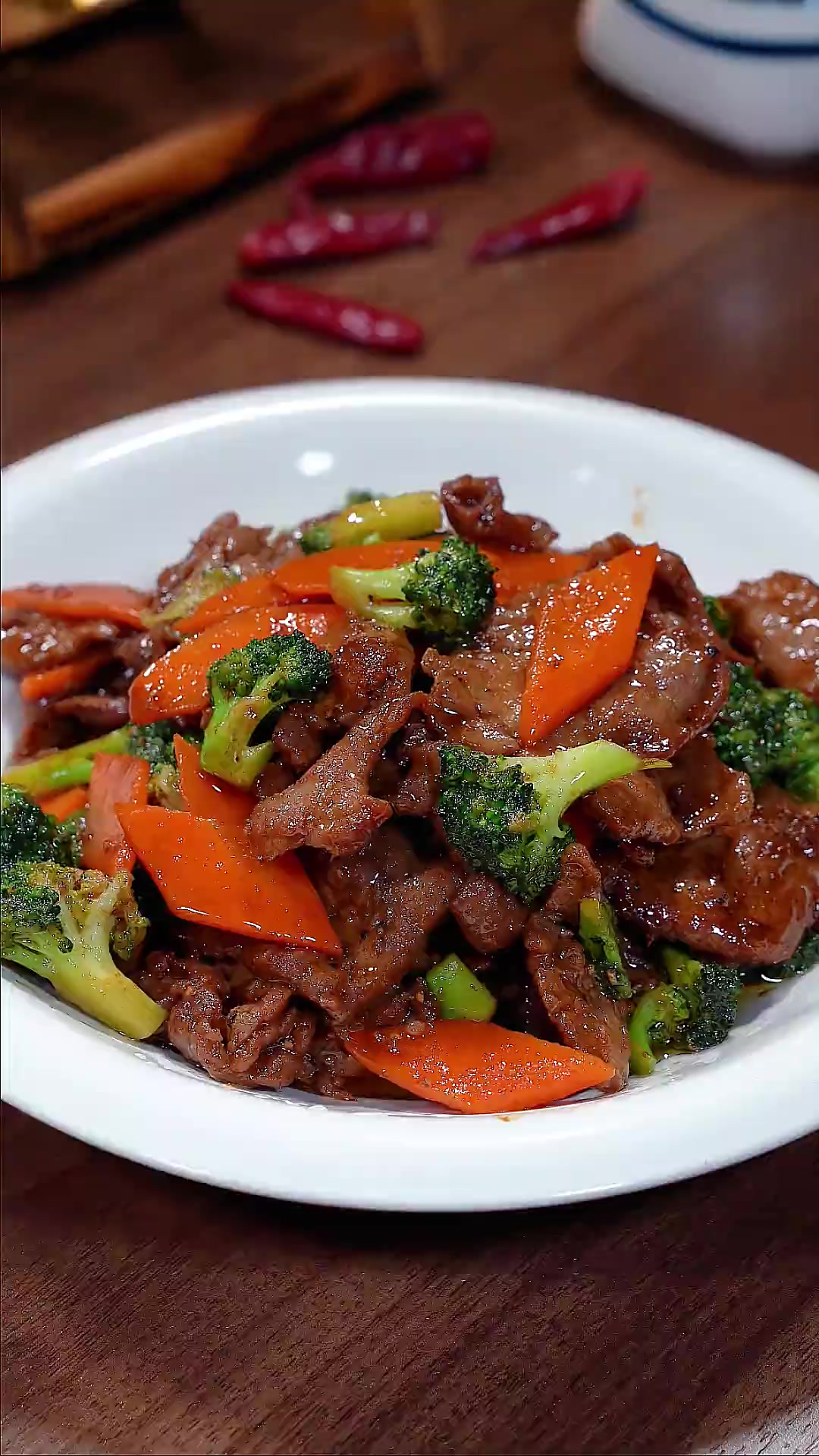 孩子上学很辛苦,聪明的妈妈都会经常做这个西兰花炒牛肉,鲜香滑