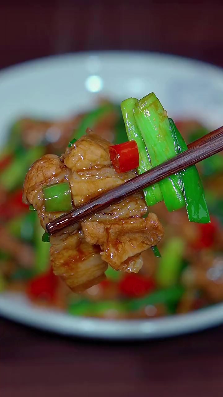 没想到大蒜叶炒肉片，我一口气吃了三碗饭，真的太香太下饭了