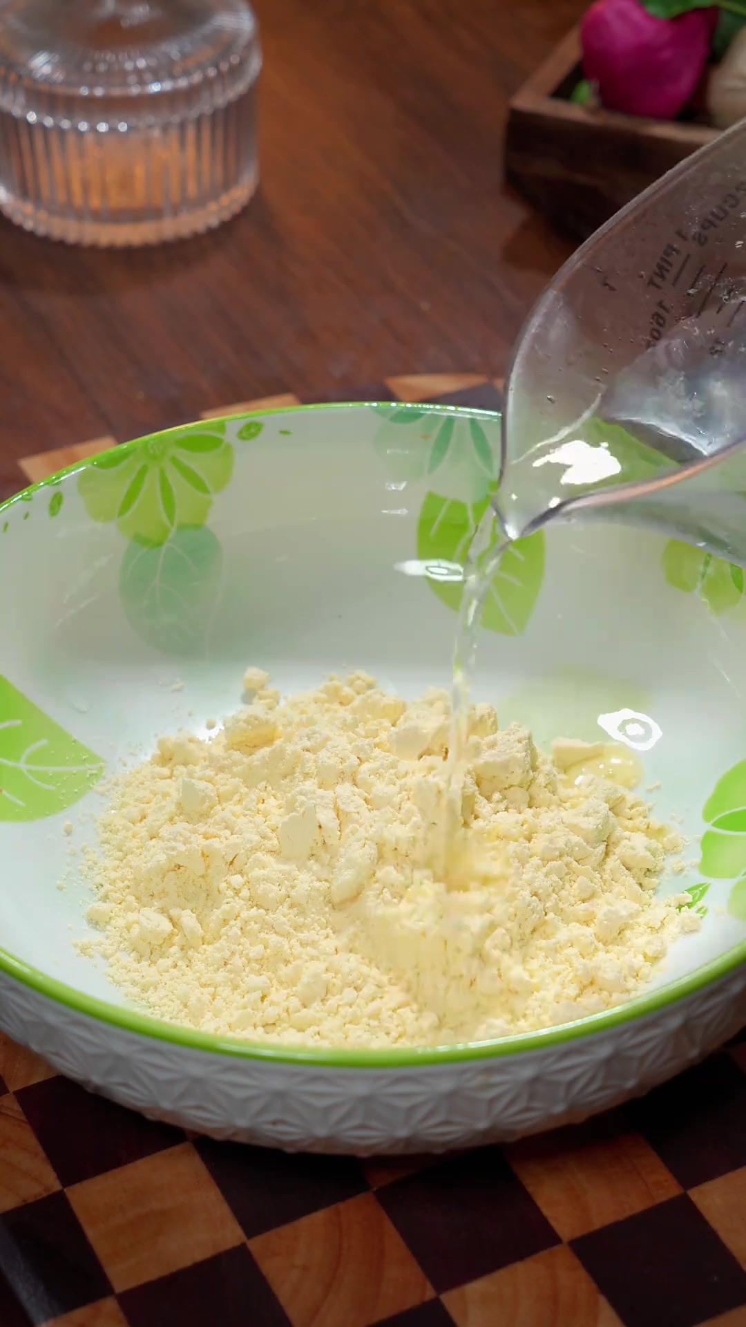 今天做了这个玉米面菜饽饽,蓬松暄软,粗粮细作,满满的都是膳食