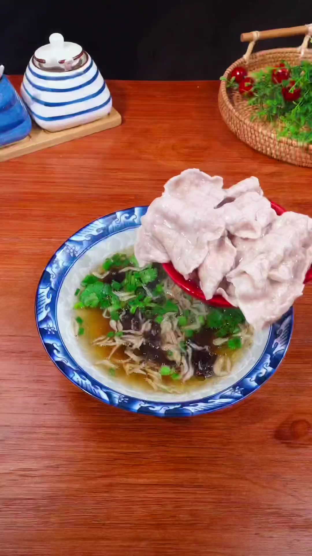 天气热、孩子不想吃饭、你就给他做这个锤肉汤，一口气能吃一大碗