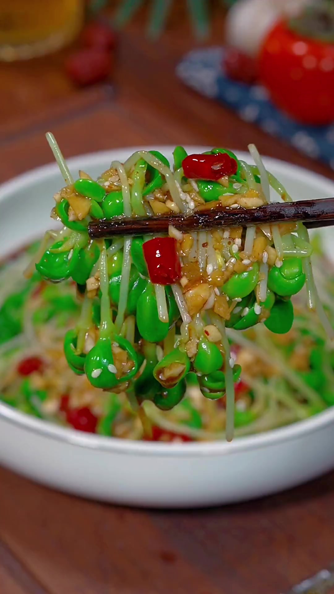 很多人都不知道，豆苗像我这样拌着吃，可比大鱼大肉好吃多了