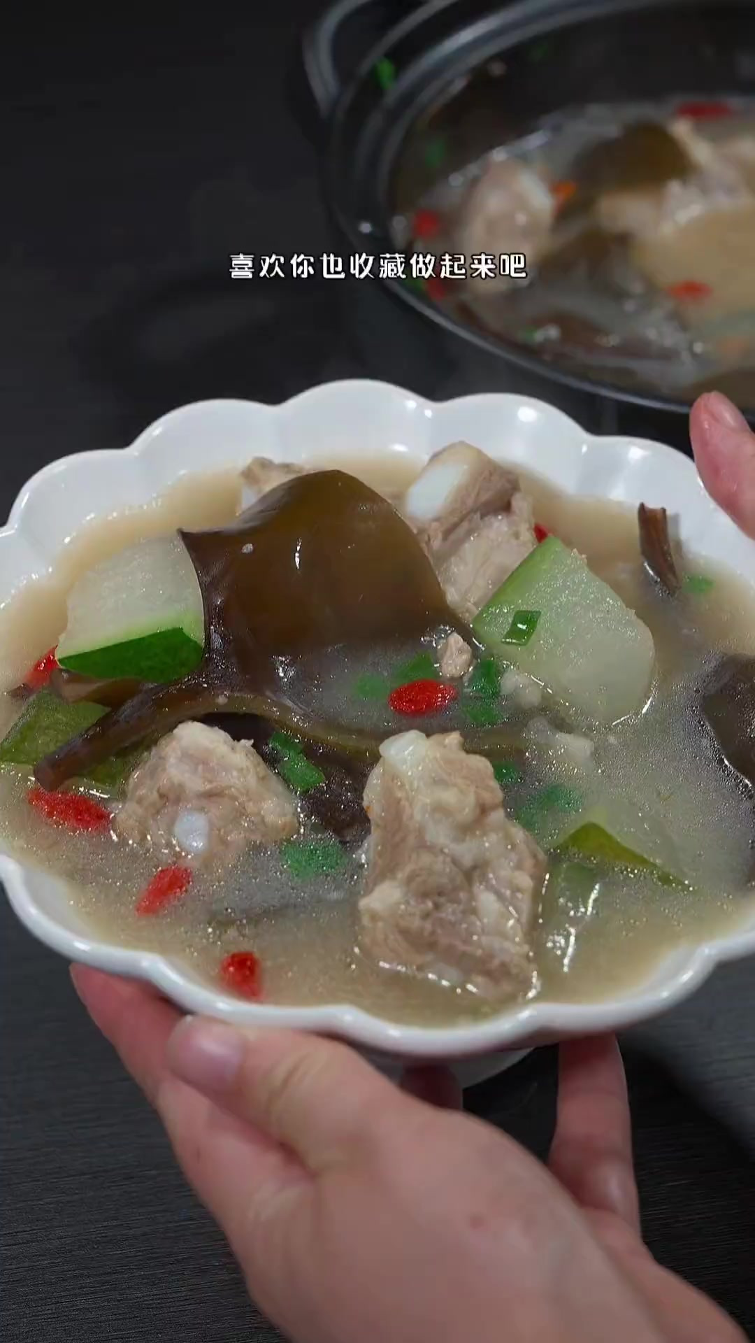 这个季节，我会经常给家人做这道海带头冬瓜排骨汤，清甜软糯又营