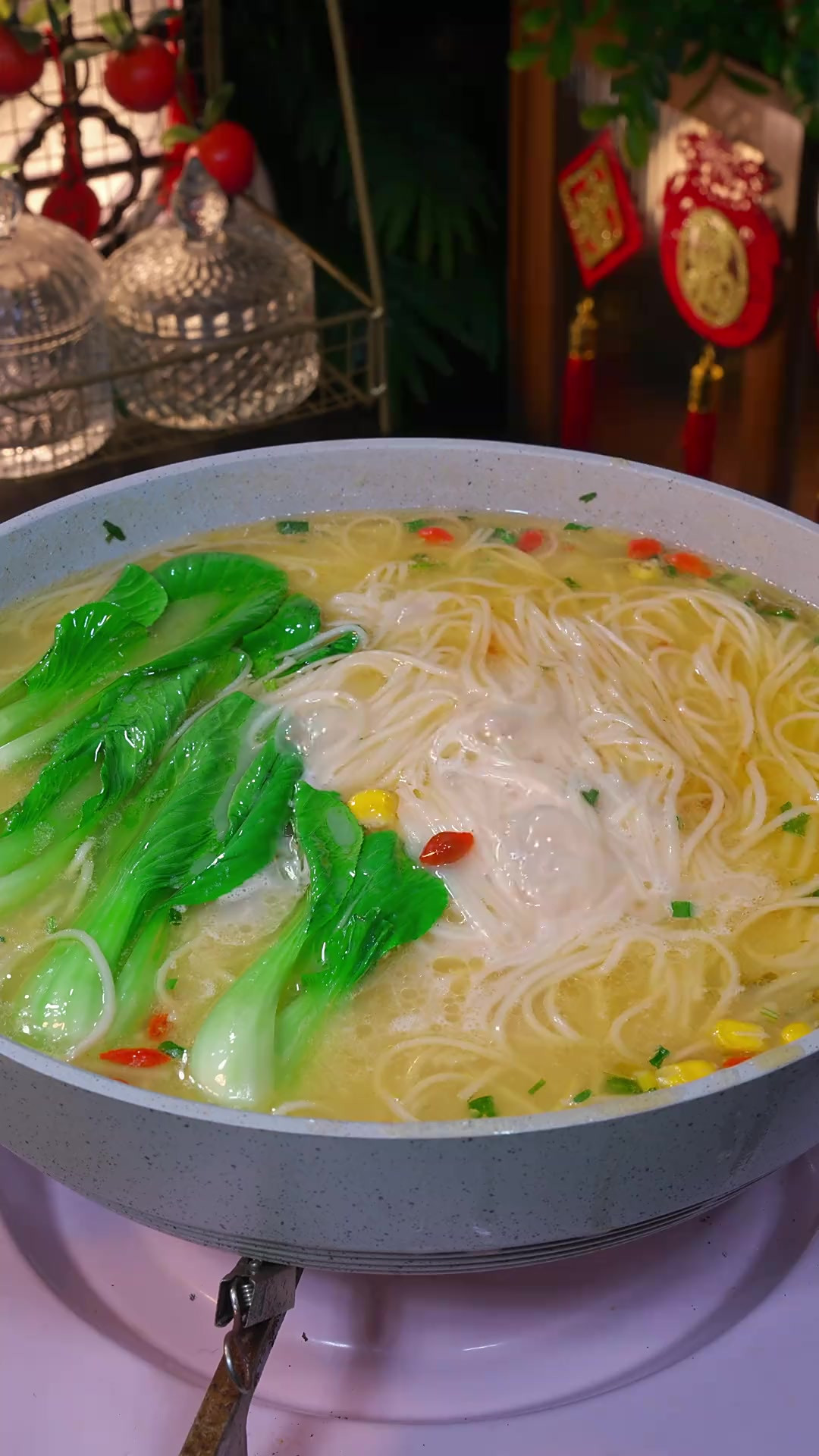 嘎嘎好吃的白象早餐面，面条顺滑，汤汁浓郁味道鲜美，好吃还方便