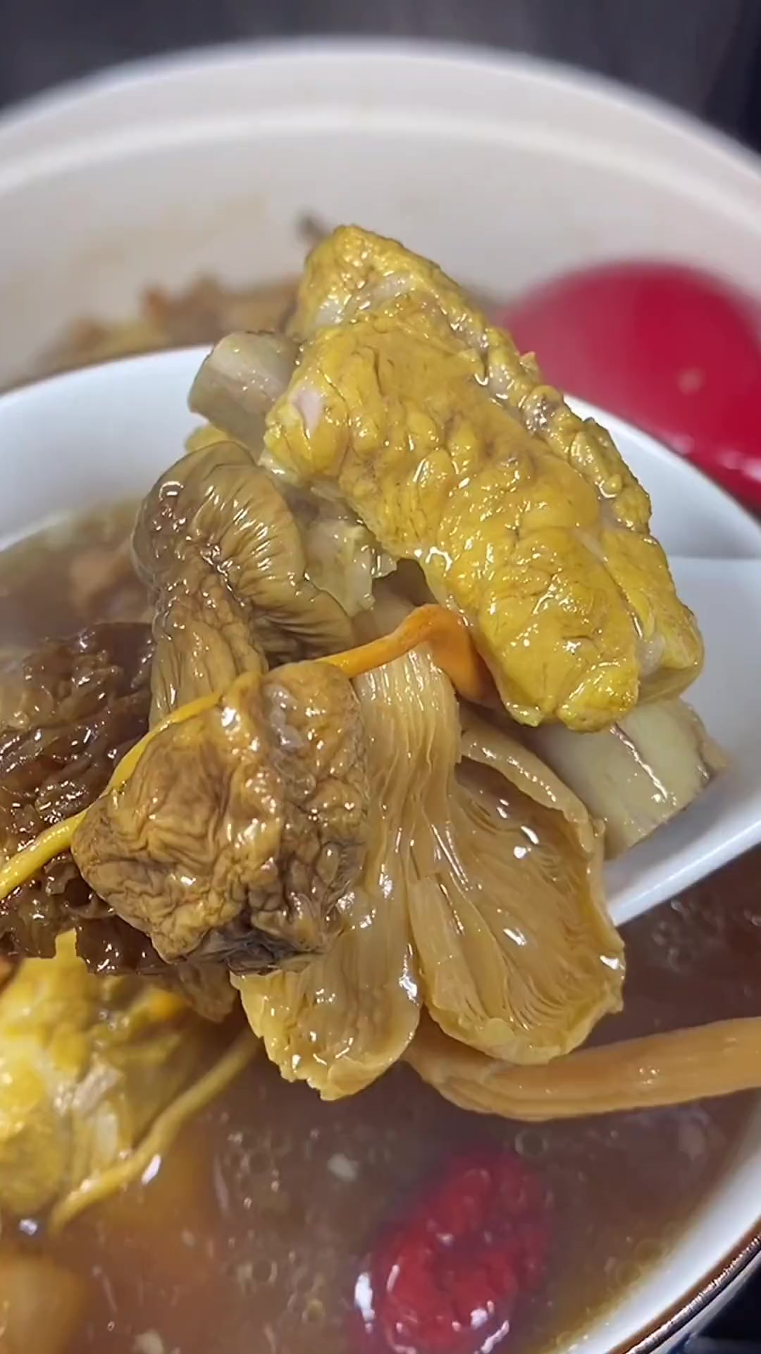 菌菇排骨汤，营养美味又好喝，天冷了一定要试试