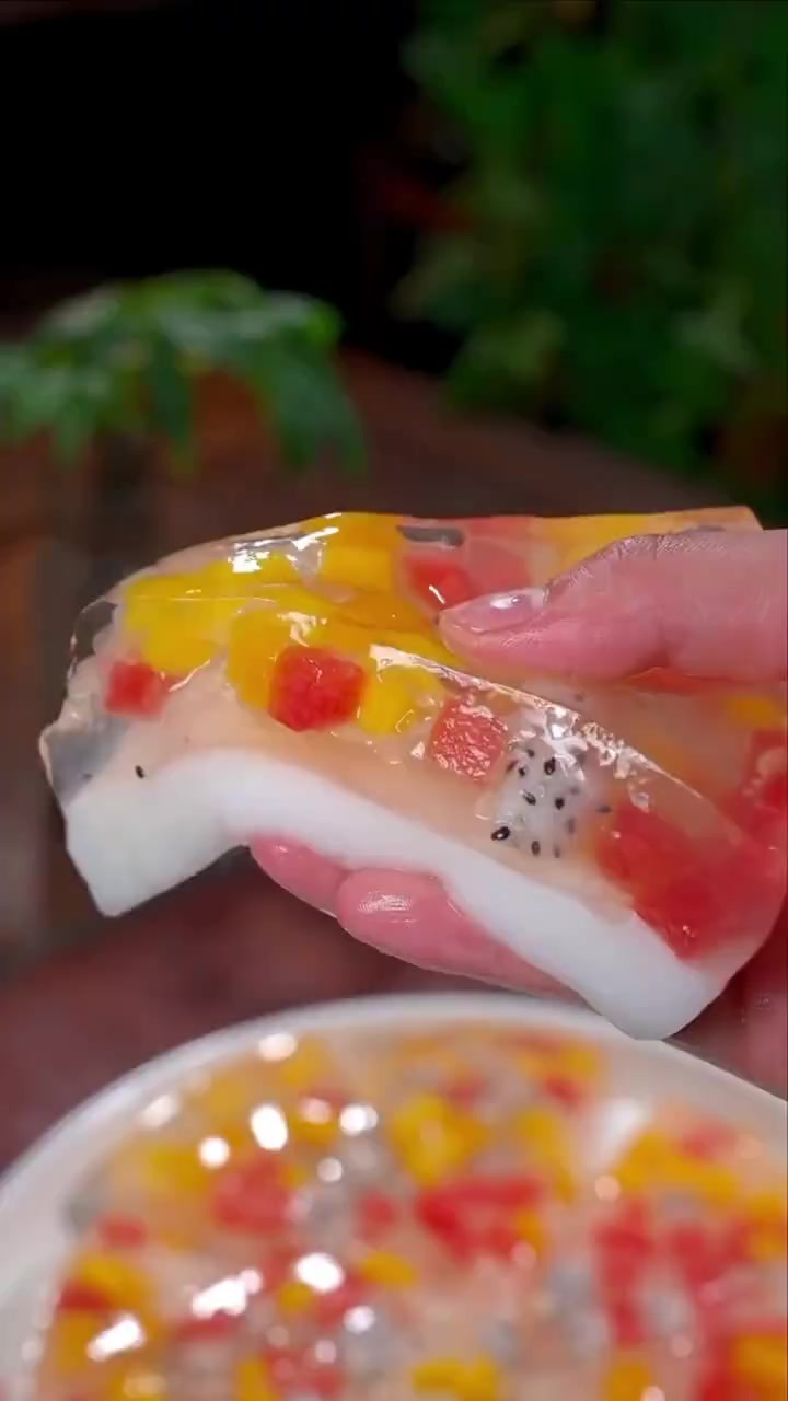 大家注意看，周末孩子放假在家，你就像我这样给他做一道水果蛋糕