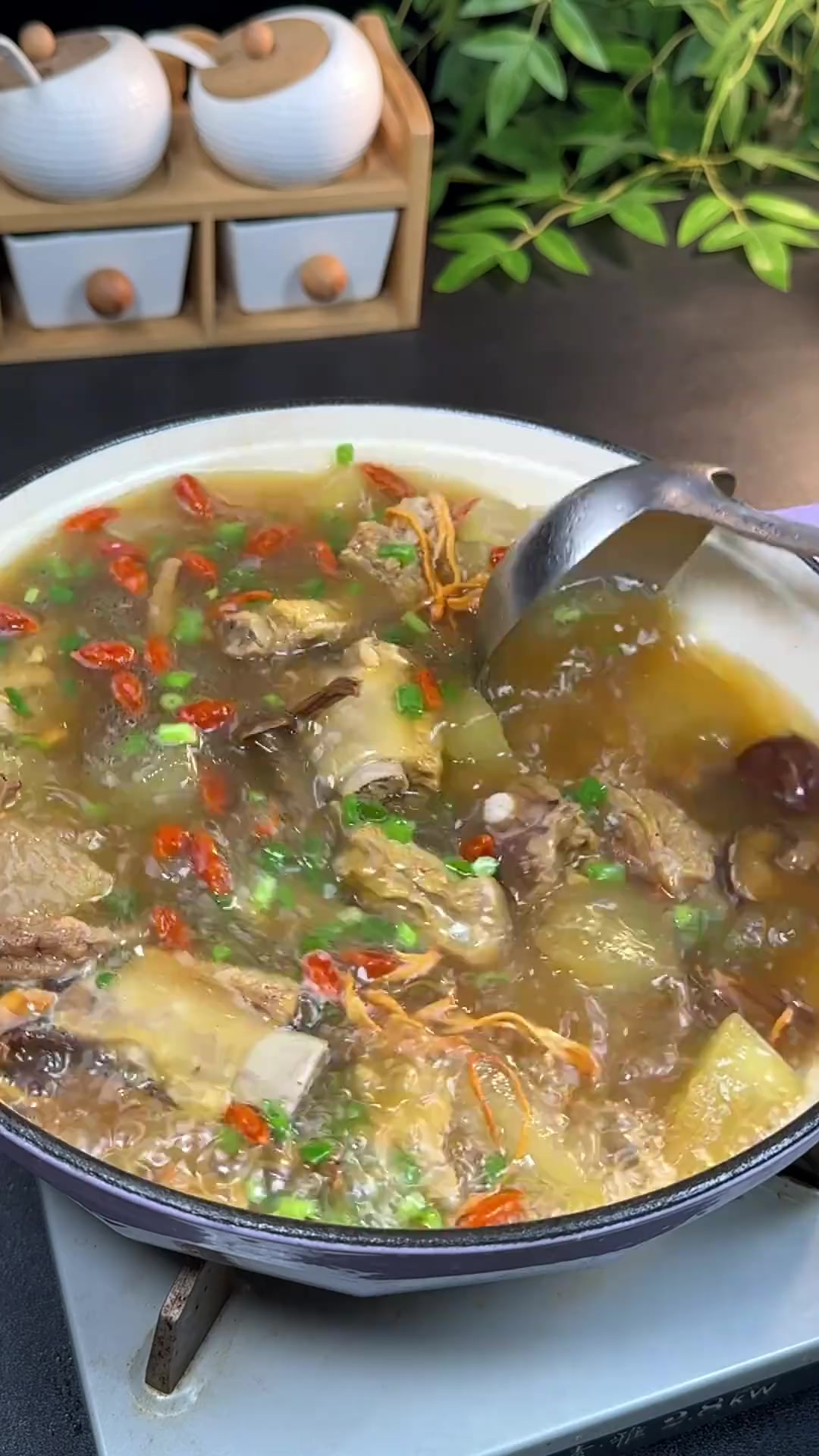 冬瓜排骨汤的做法,夏天天热,这个季节要多给家人做这个冬瓜汤喝