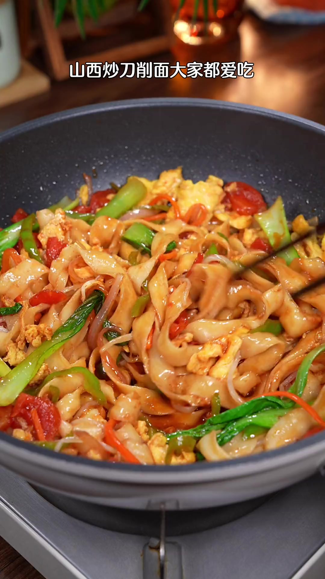 吃一次就会爱上的山西炒刀削面,做法简单又好吃,配上两个大蒜真