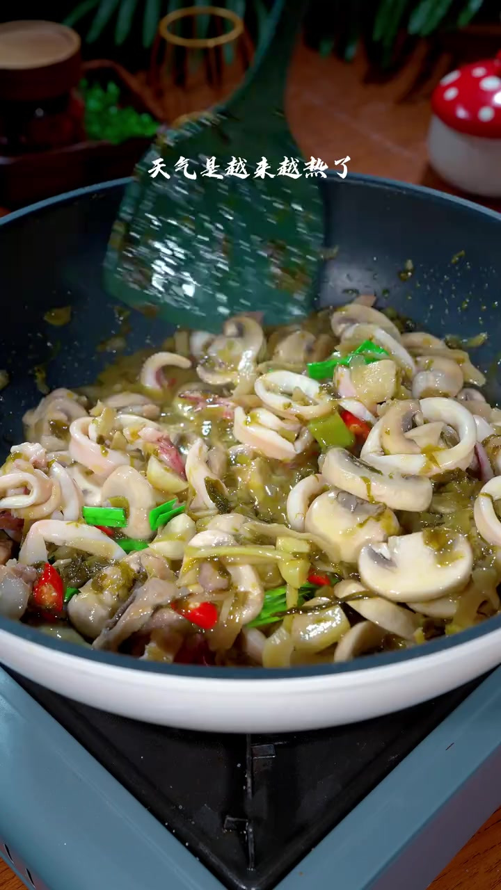 雪菜口蘑烧鱿鱼做法 天气是越来越热了，平时在家吃饭没胃口的时