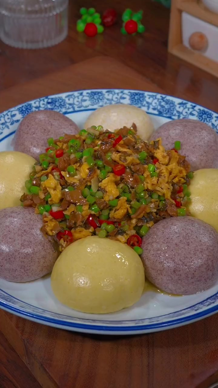 过年家里来客，你就像我这样做一道外婆菜窝窝头，不仅做法简单