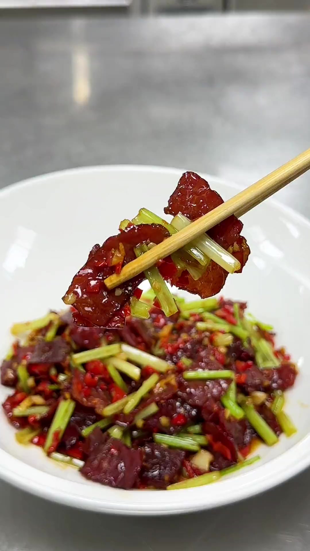 芹菜炒腊牛肉,做法简单,下酒又下饭