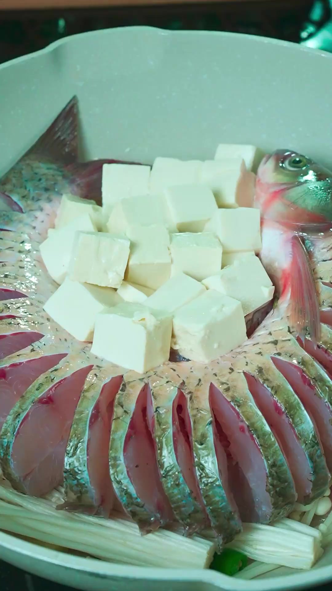草鱼你不要总是红烧了，像我这样做个蒜蓉的，全家都喜欢