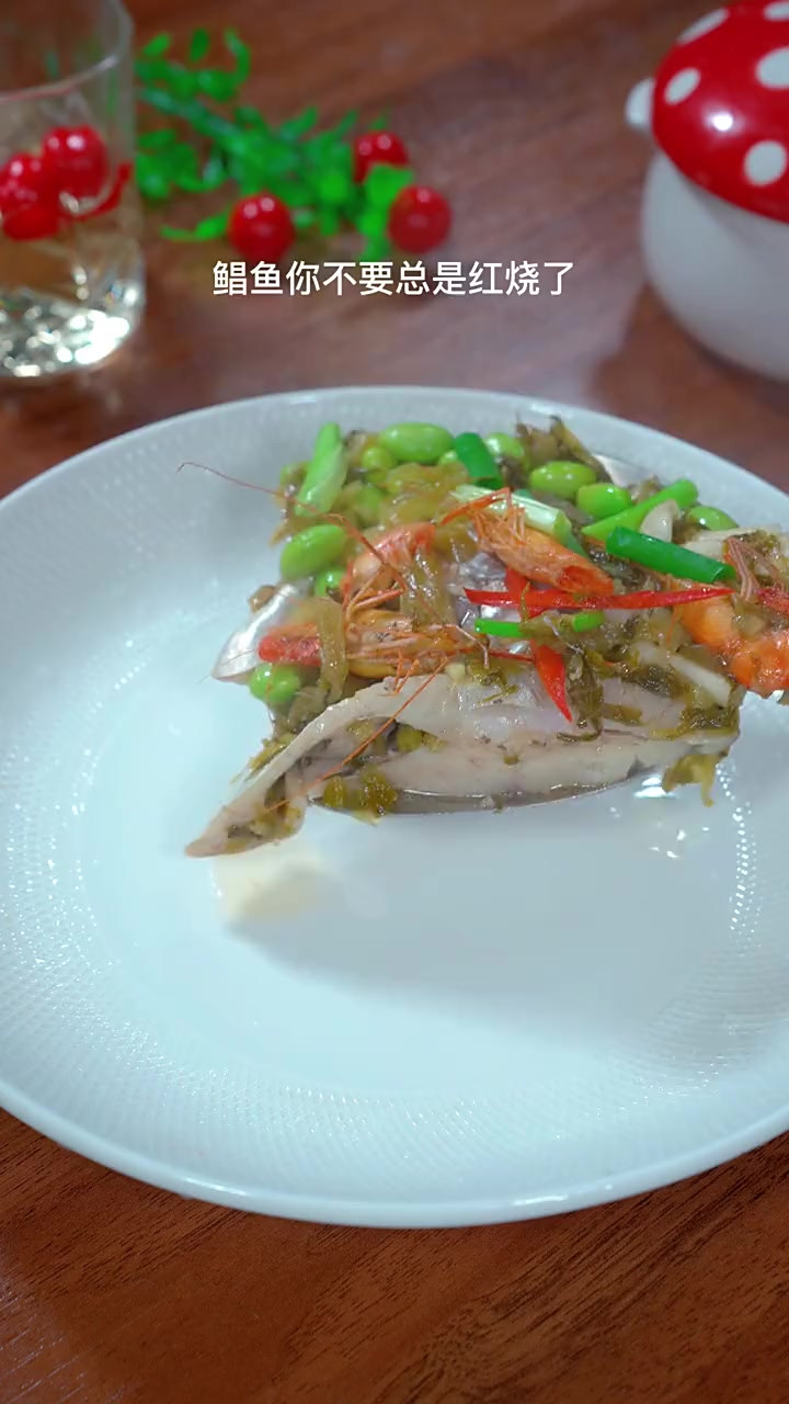 鲳鱼以后你不要总是红烧了，这样做的雪菜烧鲳鱼，海鲜中融合着雪