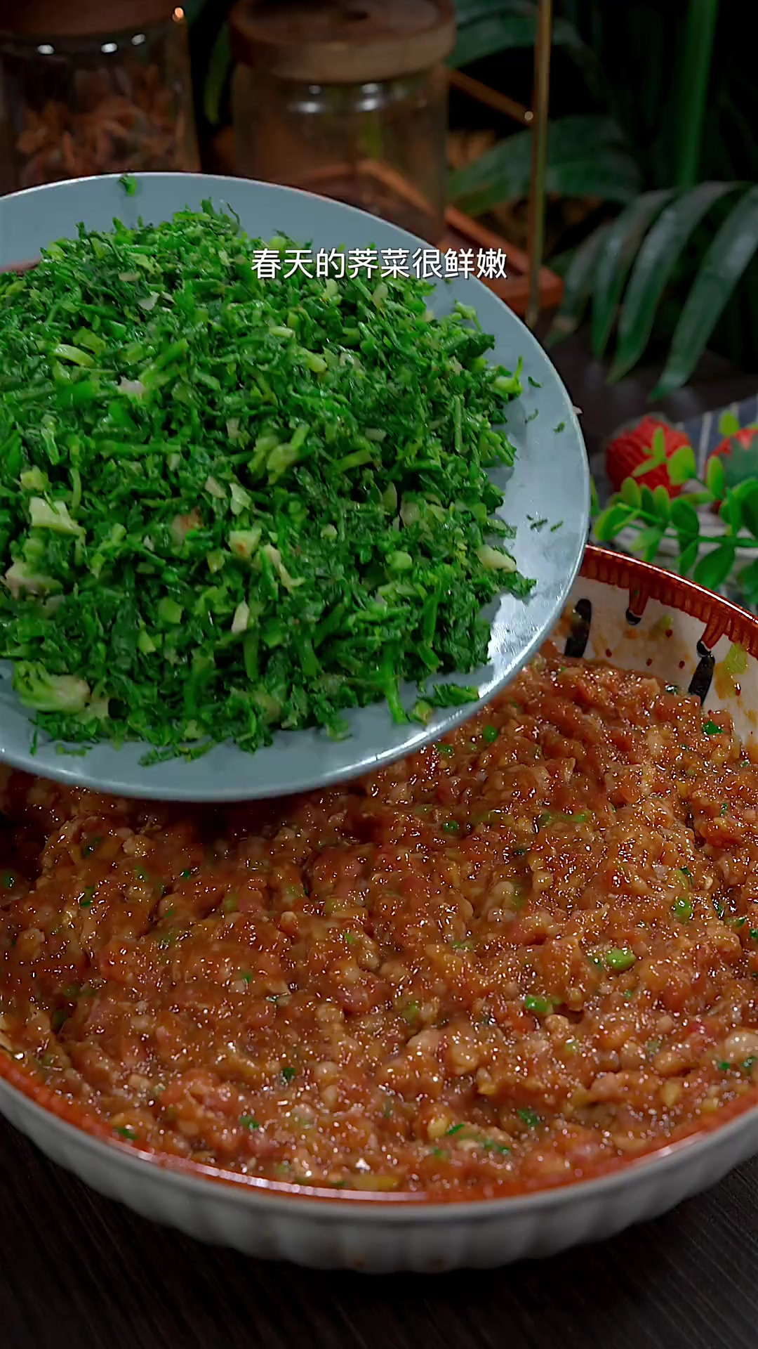 荠菜肉馅饺子 春天的荠菜很鲜嫩，用它做了荠菜肉馅饺子，肉馅吸