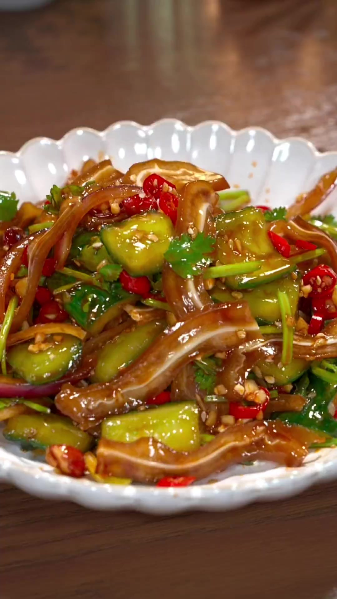 天气越来越热，一定要学会这个凉拌猪耳朵来，香辣爽脆