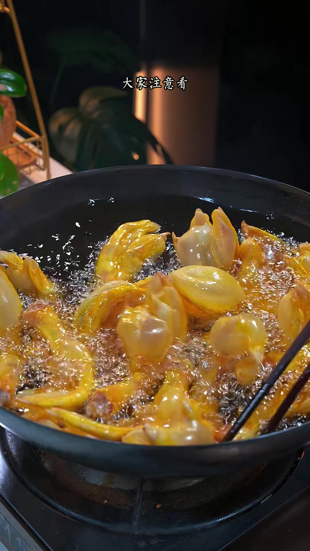 这是摆摊三十年一直都卖得很好的椒盐紫苏鸭脚做法，只有吃过一次