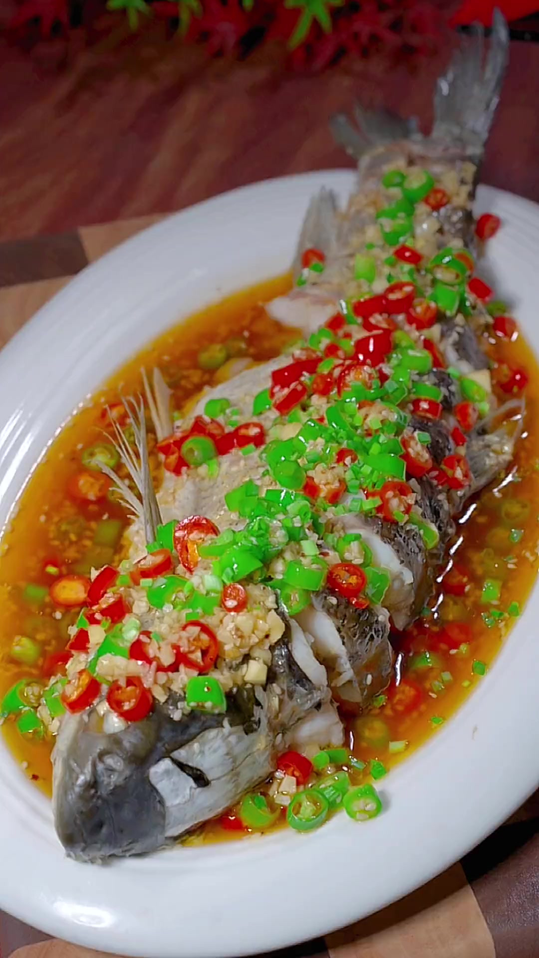 把草鱼放入滚烫的开水中，出过就变成了一道经典美食麻辣水煮鱼