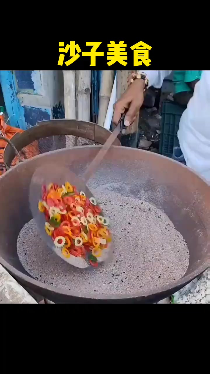 咱们都是用油炸虾片,这国外小哥居然用沙子做虾片,看傻了给我