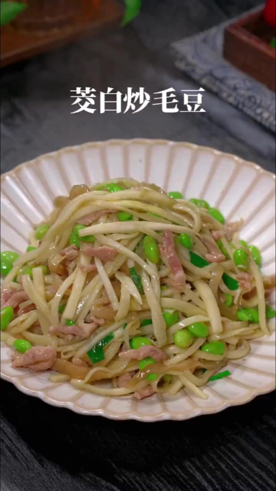 又到了吃茭白的时候,这样炒的茭白鲜嫩下饭,简单又好吃～