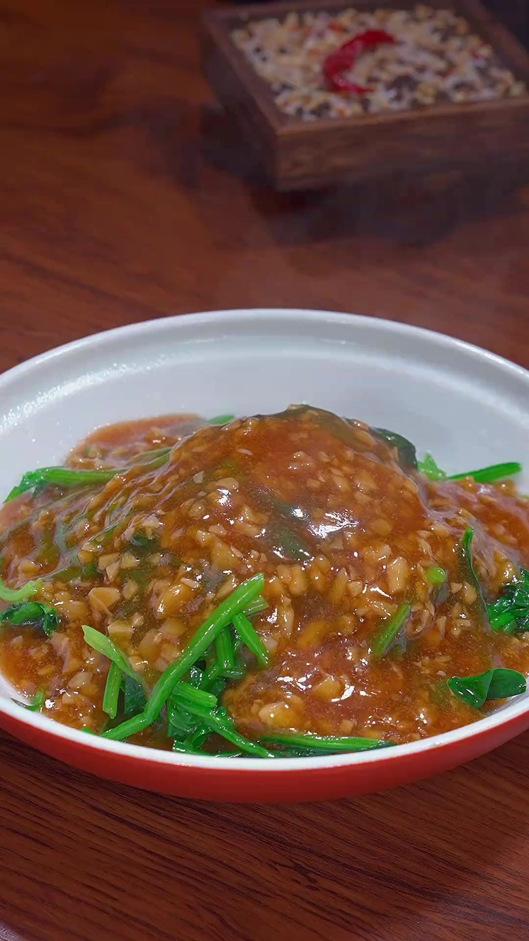 把菠菜下锅烫一烫，出锅的瞬间就是大人小孩都爱吃的一道美食，做