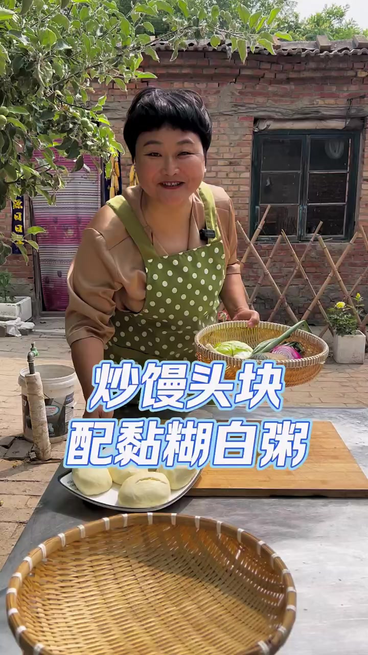 河北人的家常便饭，炒馒头块配黏糊白粥