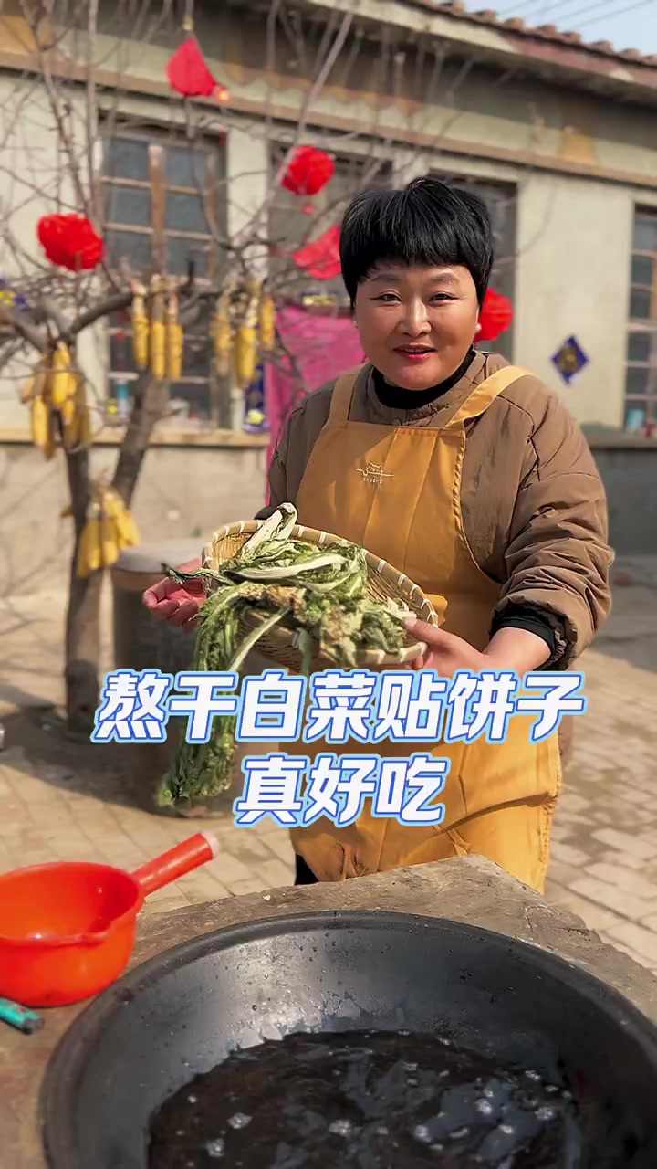 河北人的家常便饭，熬干白菜贴饼子真好吃