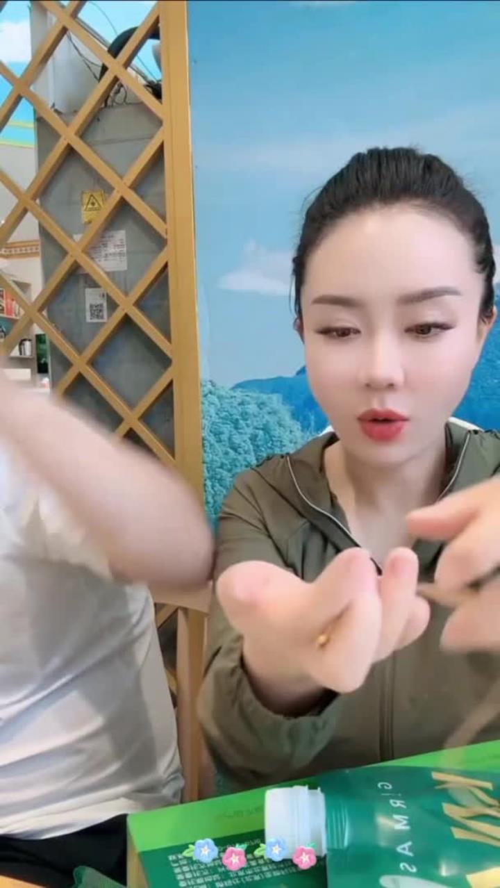 二宝子喜欢妈妈戴的金鱼,一把给金鱼尾巴薅掉了「祝福」