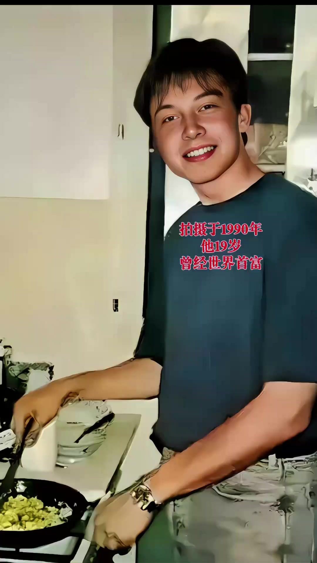 19岁在厨房炒菜被抓拍到的照片,三年后他成为了改变世界的人物!