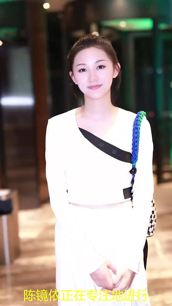 美女帅哥有很多——奶茶店排队时转身的笑