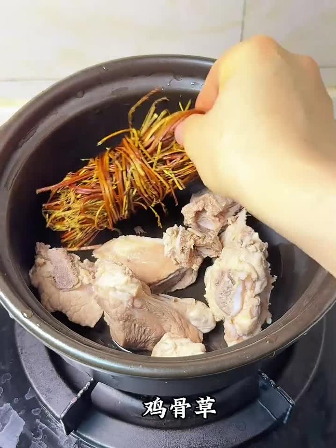夏日必喝!揭秘广东人养生秘诀:一碗鸡骨草汤的神奇功效