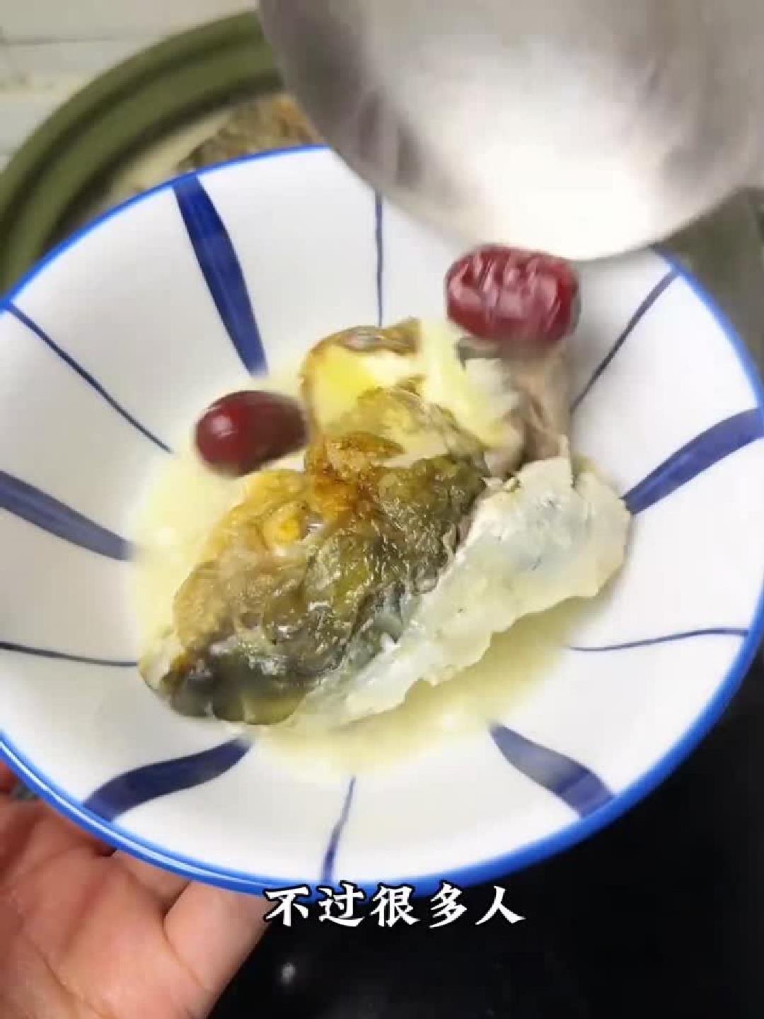 炖鱼头汤最忌直接加热水,牢记这步,汤色奶白味道鲜!